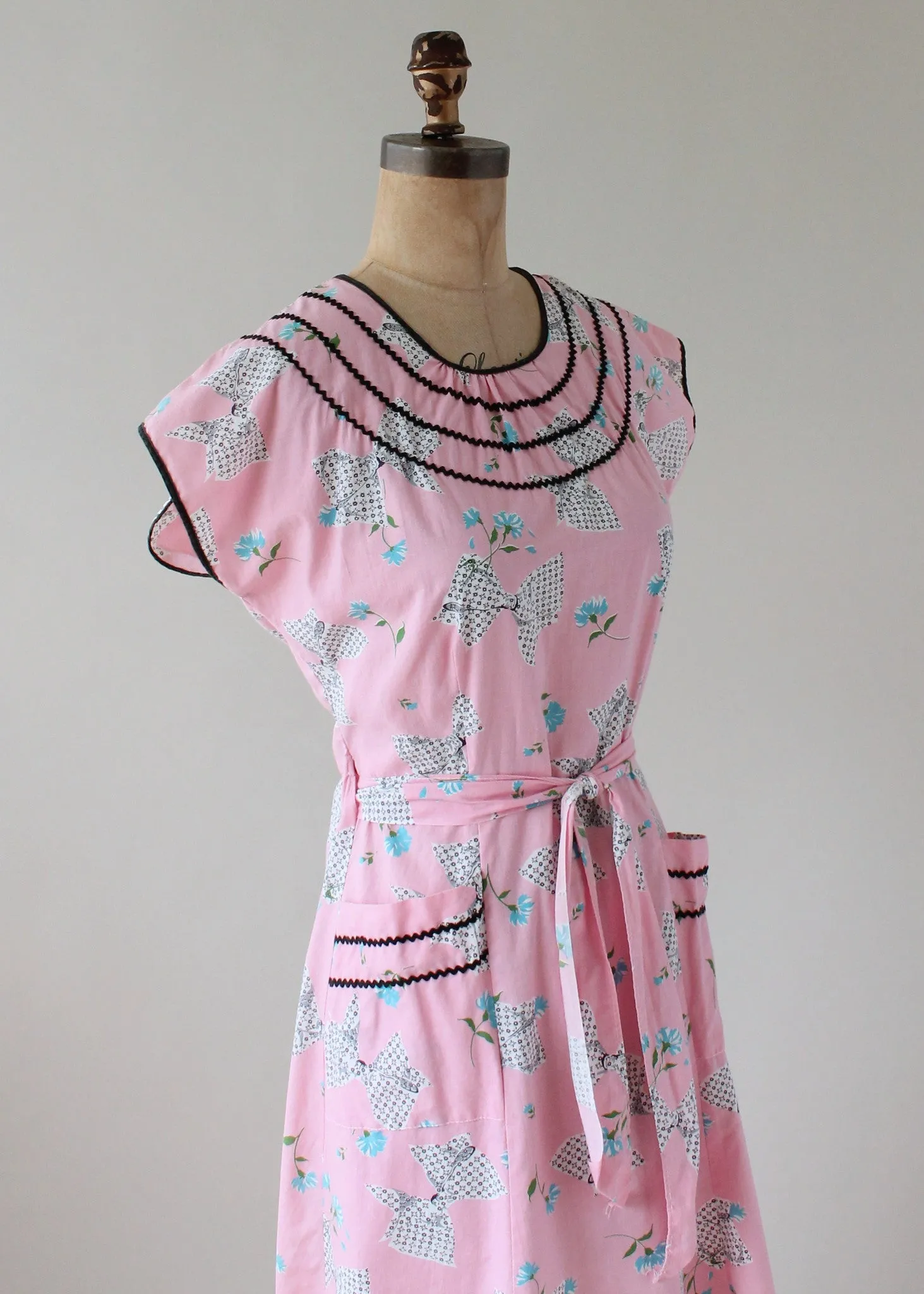 Vintage 1950s Sweet Novelty Print Pink Wrap Dress