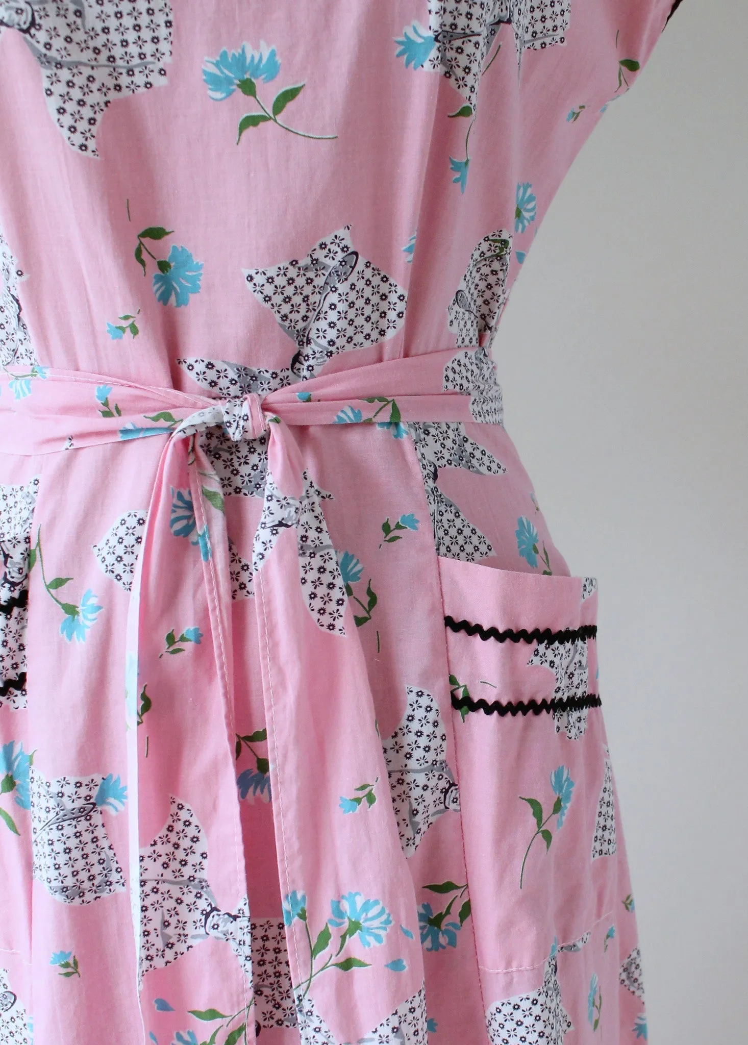 Vintage 1950s Sweet Novelty Print Pink Wrap Dress