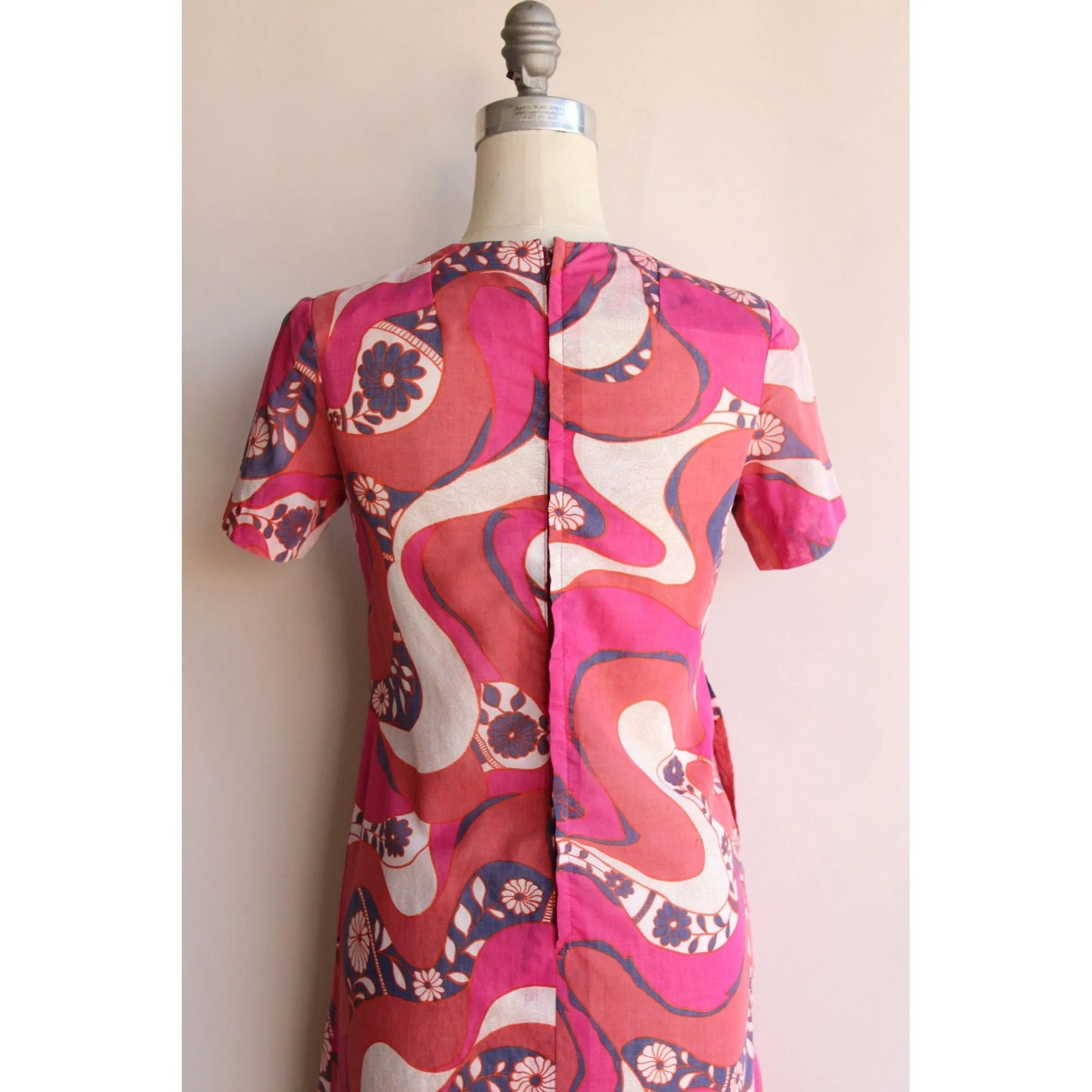 Vintage 1960s Hawaiian Floral Print Tiki Dress