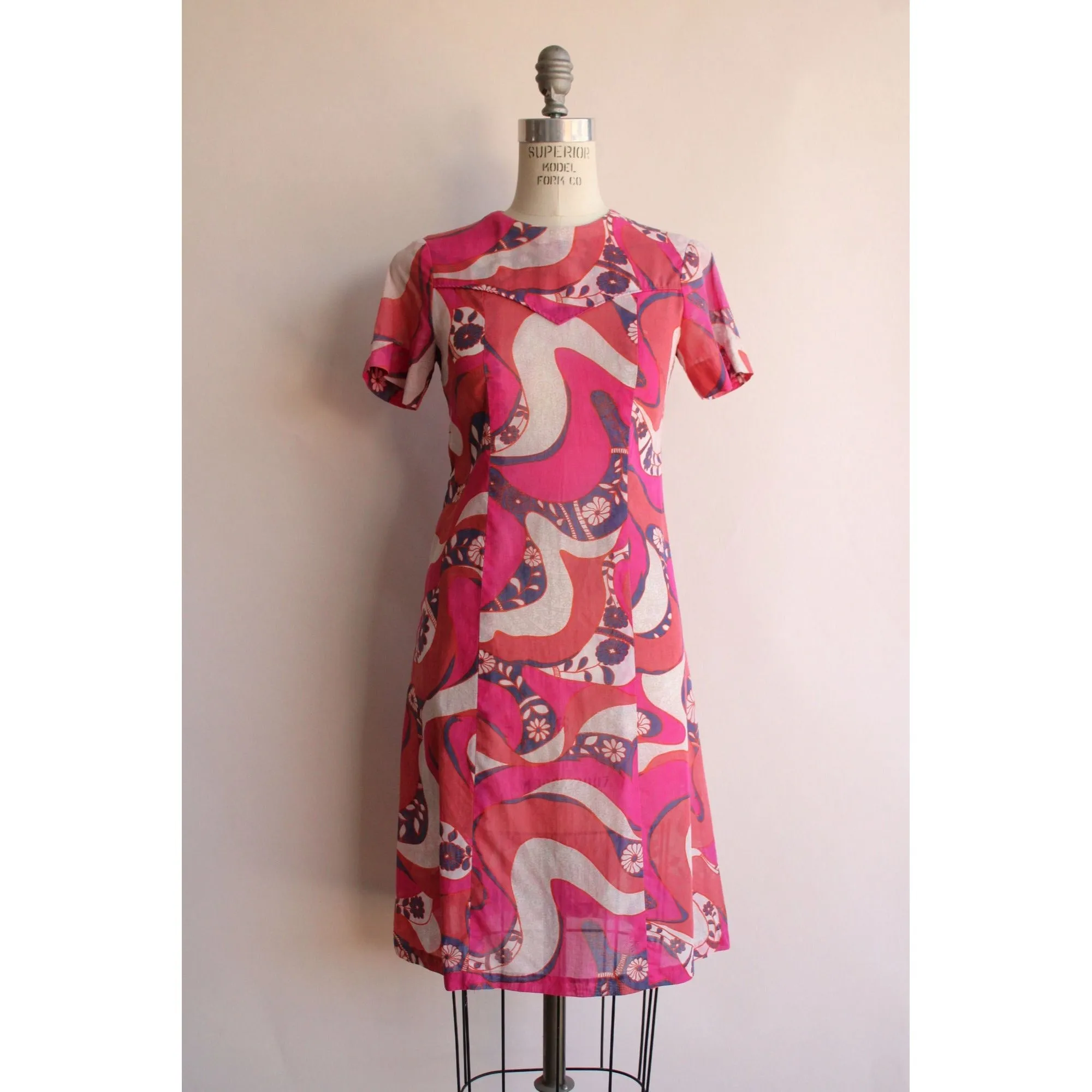 Vintage 1960s Hawaiian Floral Print Tiki Dress